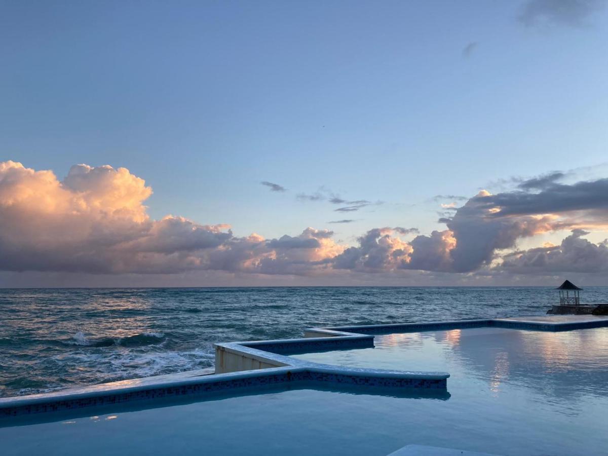 Whispering Seas Oceanfront Suite Ocho Rios Zewnętrze zdjęcie
